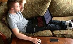 Bác sĩ lý giải tin đồn để máy tính lên đùi gây vô sinh ở nam giới