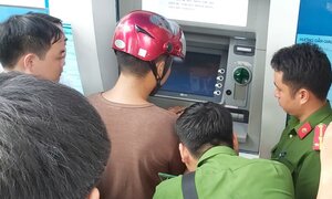 Bắt 3 người Trung Quốc đánh cắp thông tin, làm thẻ ATM giả rút tiền ở Nghệ An