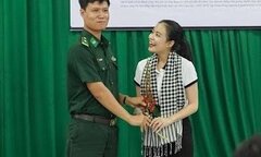 Không biết hoa gì, chiến sĩ biên phòng vẫn lấy tặng Hoàng Thùy Linh