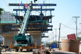 Video: Cây cầu hơn 800 tỷ đồng thi công dang dở ở TP.HCM