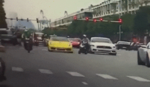 Clip: Thanh niên chạy xe máy tạt đầu siêu xe và pha đánh lái xuất thần của tài xế ở TP.HCM