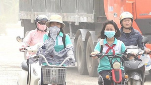 Bụi mịn PM2.5 - 'sát thủ' lơ lửng trong không khí, dân Hà Nội đeo khẩu trang 'cũng không ăn thua'
