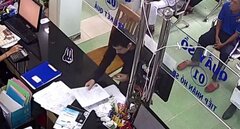 Mang cả bằng đại học giả lên phường để làm bản sao