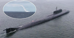 Ngắm tàu ngầm hạt nhân Omsk của Nga phóng tên lửa hành trình tiêu diệt chiến hạm
