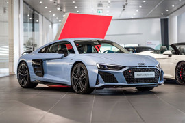 Chiêm ngưỡng siêu xe Audi R8 Coupe màu sơn ‘chất như nước cất’