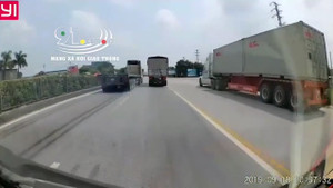 Clip: Xe container phanh cháy lốp tránh tai nạn thảm khốc trước 'ninja lead' đi ngược chiều