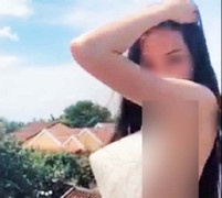 Cô gái khoe thân trên nóc di sản Hội An gây phẫn nộ