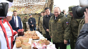 Tổng thống Putin xem tập trận Centre-2019, thưởng thức bánh mì kiểu Nga