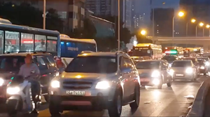 Video: Nhà thầu ngăn đường vào giờ cao điểm, giao thông hỗn loạn