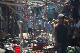 Ảnh: Cháy hàng loạt ki ốt tại chợ Tó - Hà Nội, tiểu thương tất tả ôm hàng bỏ chạy