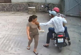 Ghẹo gái không xong, bèn đuổi theo cướp điện thoại