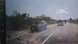 Clip: Ô tô con bất chấp nguy hiểm đi ngược chiều trên cao tốc Hà Nội - Thái Nguyên