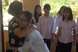 Màn ôm chào hỏi học sinh THPT của cô giáo Tuyên Quang khiến dân mạng thích thú