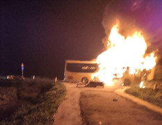 Xe khách giường nằm bốc cháy trong đêm