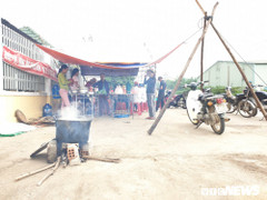 Nhà máy cồn bốc mùi thối, dân dựng lều bao vây đêm ngày