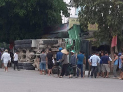 Lật xe tải chở đá làm sập nhà dân