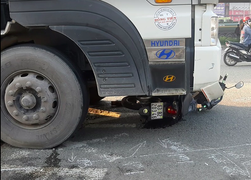 Đôi nam nữ bị cuốn vào gầm xe tải, một người chết