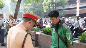 Clip: Vượt đèn đỏ giờ cao điểm, tài xế Grab đòi CSGT chứng minh vi phạm bằng hình ảnh