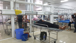 Bệnh viện nghìn tỷ bị dột, bác sĩ dùng xô hứng nước mưa