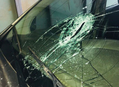 Bệnh nhân tâm thần trốn viện, đập phá hàng chục ô tô, xe máy