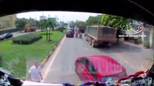 Clip: Ô tô 4 chỗ chạy ẩu tạt đầu xe tải, tài xế còn xuống xe 'ăn vạ'