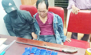 Bị vây bắt, con nghiện rút súng định bắn công an