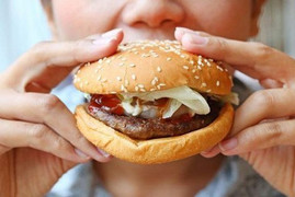 Sau ăn bạn nên tránh những thói quen tưởng vô hại này