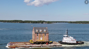 Biệt thự cổ gần 300 tuổi 'băng sông', 'lội bộ'