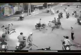 Hàng chục côn đồ vác mã tấu vây công an ở Biên Hòa