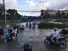 Triều cường dâng cao, người dân TP.HCM bì bõm lội nước về nhà