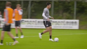 Văn Hậu xử lý tinh tế đánh bại thủ môn Heerenveen trong buổi tập