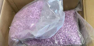 Mua váy trên mạng, cặp vợ chồng nhận bọc thuốc lắc nửa triệu USD