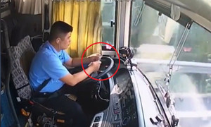 Mải nghịch bút bi, lái bằng khuỷu tay, tài xế xe khách đâm vào đuôi ô tô phía trước