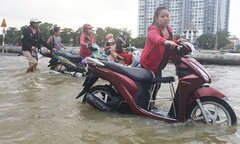 Trời không mưa, người TP.HCM vẫn bì bõm lội nước đẩy xe về nhà do triều cường lên cao
