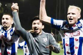 Văn Hậu tri ân cổ động viên Heerenveen sau trận thắng 3-0