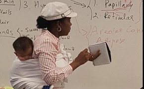 Vừa giảng bài vừa giúp sinh viên địu con suốt 3 giờ, nữ giáo sư gây sốt mạng