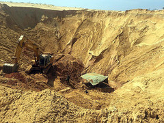 Sụp hố khai thác titan, một công nhân bị đất vùi chết