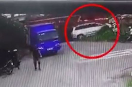 Ô tô băng ngang đường sắt, bị tàu hỏa húc văng xa 5 mét