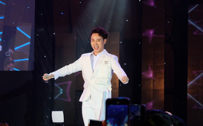 Trúc Nhân 'đốt cháy' sân khấu Đại học Y Hà Nội trong đêm nhạc chào tân sinh viên