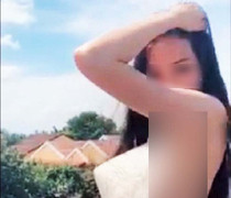 Đề nghị công an điều tra cô gái khoe thân trên nóc di sản Hội An