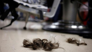 Phụ huynh bức xúc khi thầy giáo tự ý cắt tóc con gái