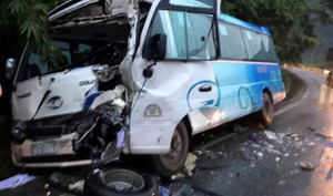 Xe khách va vào vách núi, 29 người suýt bỏ mạng trên đèo Bảo Lộc