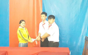 Hai học sinh lớp 9 nhặt được túi tiền trả lại người đánh rơi