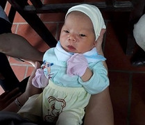 Bé trai sơ sinh được đặt trong thùng giấy bỏ trước cửa chùa