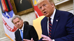 Tổng thống Phần Lan ngồi 'bất động' gần nửa tiếng khi Tổng thống Trump công kích đảng Dân chủ