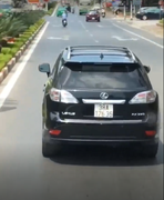 Xe Lexus ngang ngược chặn đầu xe cứu hỏa: Tài xế phân trần