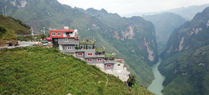 Công trình 7 tầng sừng sững trên đỉnh Mã Pì Lèng: Hà Giang yêu cầu rà soát