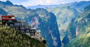 Dư luận phẫn nộ, kêu gọi tẩy chay công trình 7 tầng sừng sững trên đỉnh Mã Pì Lèng