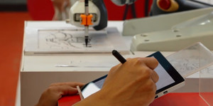 Cánh tay robot viết chữ theo người