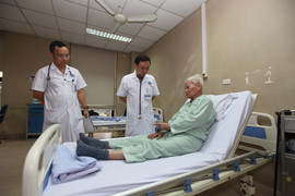 Cụ ông ở Hà Nội suýt mất tay do tắc động mạch